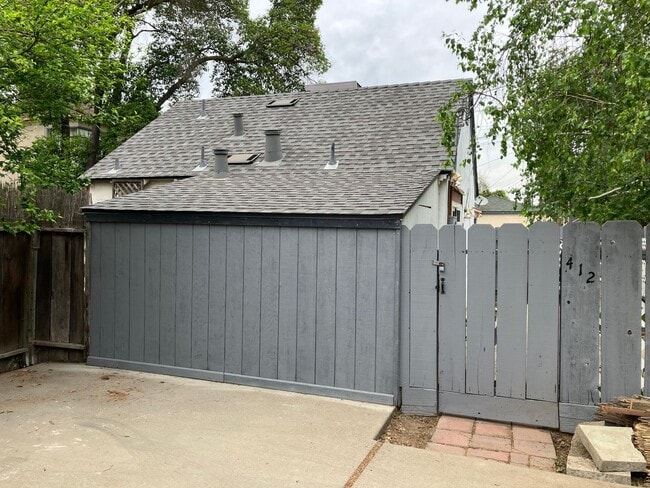 Building Photo - college410/412 - 7/50/0 - R Unit 412 - Back