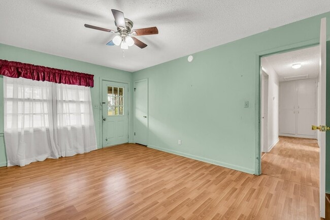 Photo - 711 Hemlock St