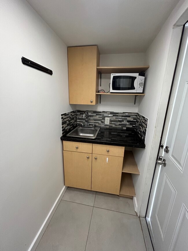 Building Photo - 570 SW 45th Ave Unit Studio