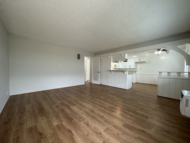 Unit 12 - 2 bedroom (2nd floor) - 20336 Cohasset St