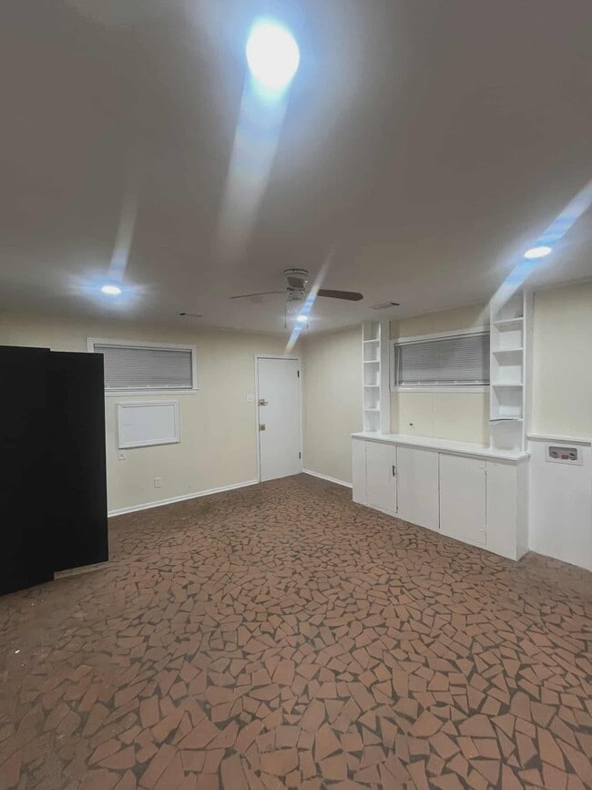 Photo - 253 W Burdock Ave