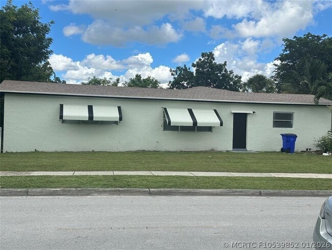 Photo - 890 SW 49th Way