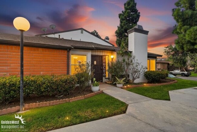 Building Photo - Stunning 3Bdm 2Ba Home with Fenced Patio and 2-Car Garage in San Diego