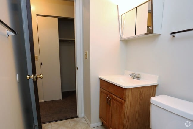 Bathroom 2BR, 1BA