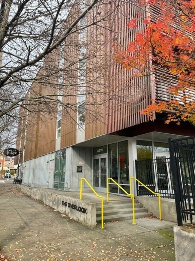 Building Photo - Modern Top Floor Condo with Views, Secured Building & Parking - Water,Sewer,Garbage Included! Unit 403