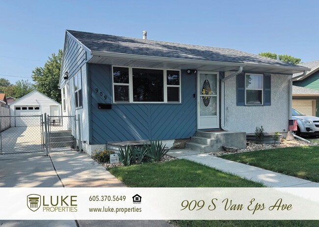 Building Photo - 909 S Van Eps Ave Rental