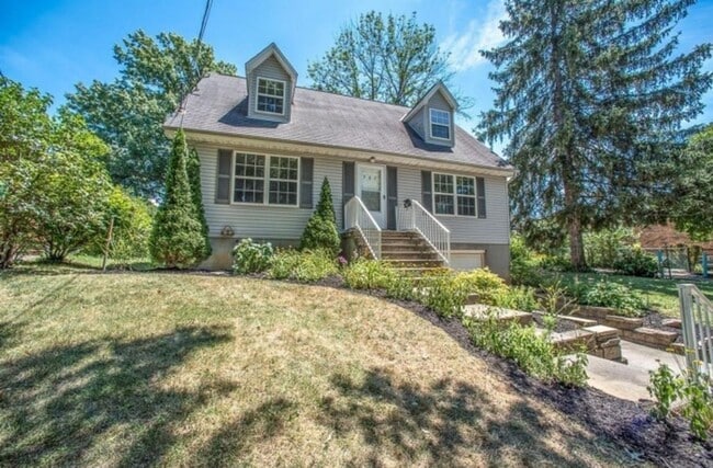 Building Photo - DELHI - Spacious 3 bed 2 bath on quiet street