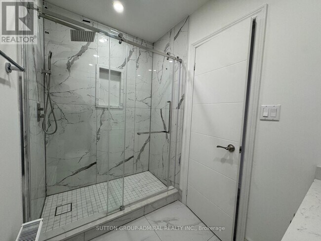 Photo - 2986 Dufferin St
