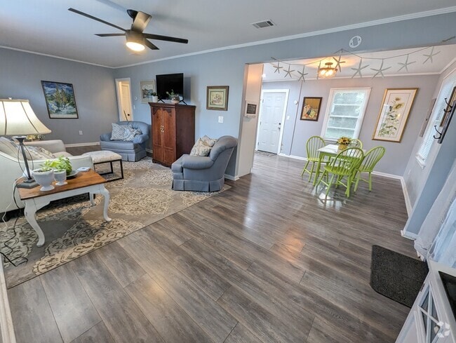 Open floor plan with all the comforts! - 4107 Crane St Rental