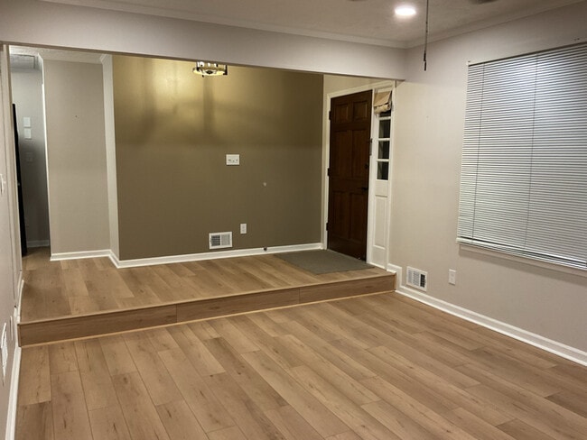 Photo - 215 Thornton Dr