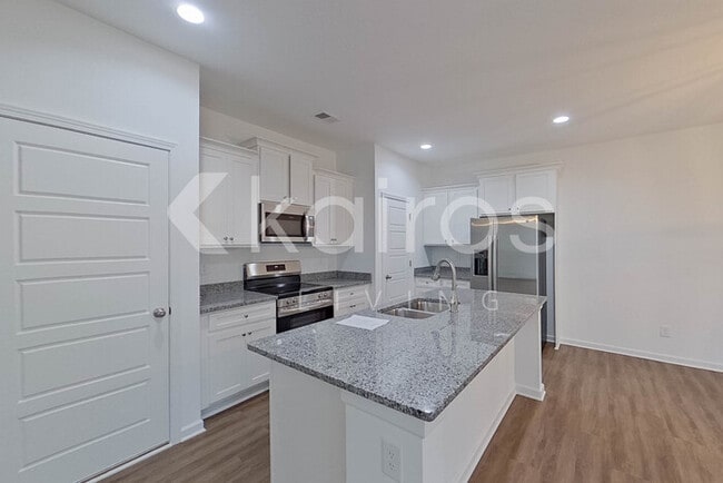 Photo - 103 English Oak Ln