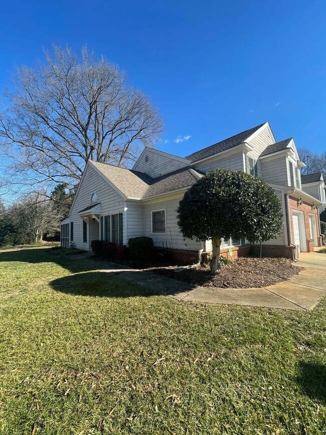 Building Photo - Spacious 3-bedroom home located in Charlotte. $300 off on two months' rent!
