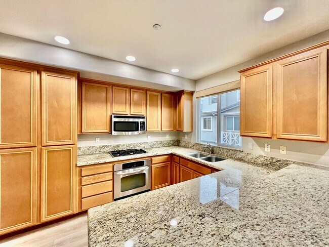Beautiful 3B/3.5BA w/ Attached Garage & Wa... - Beautiful 3B/3.5BA w/ Attached Garage & Wa... House