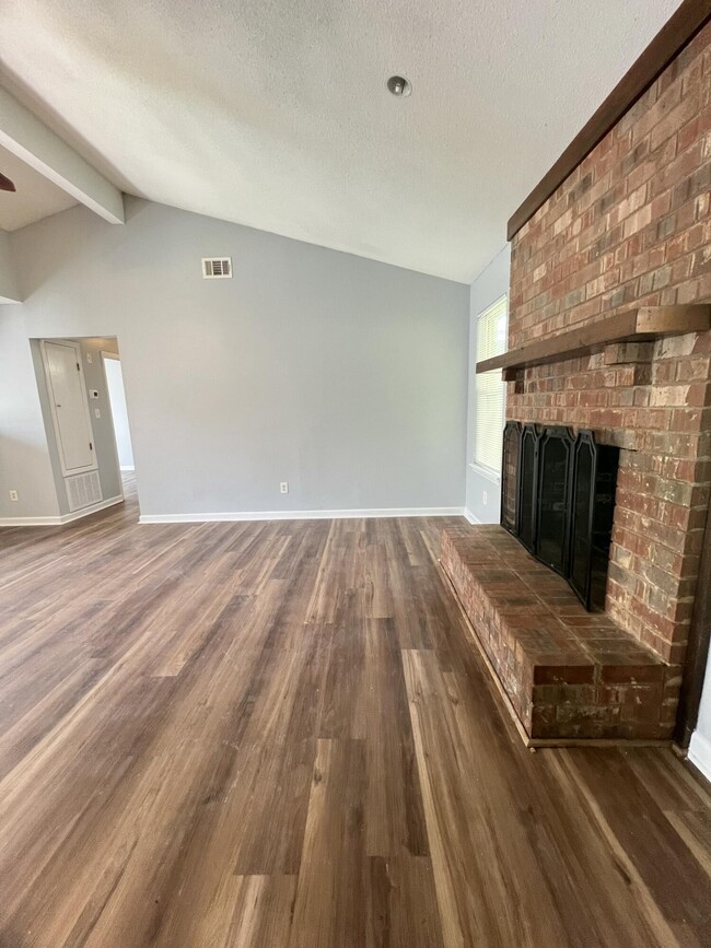 Photo - 1403 Valleybrook Ct House