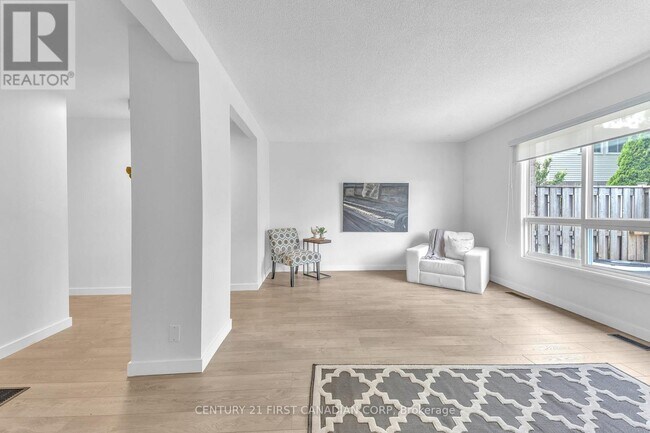 Photo - 166 Southdale Rd W