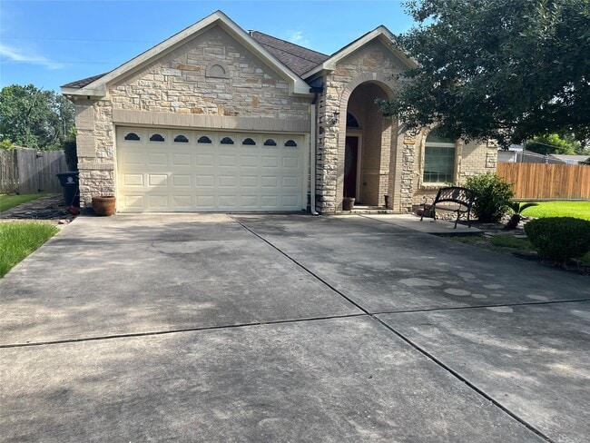 Building Photo - 418 Fall Creek Dr