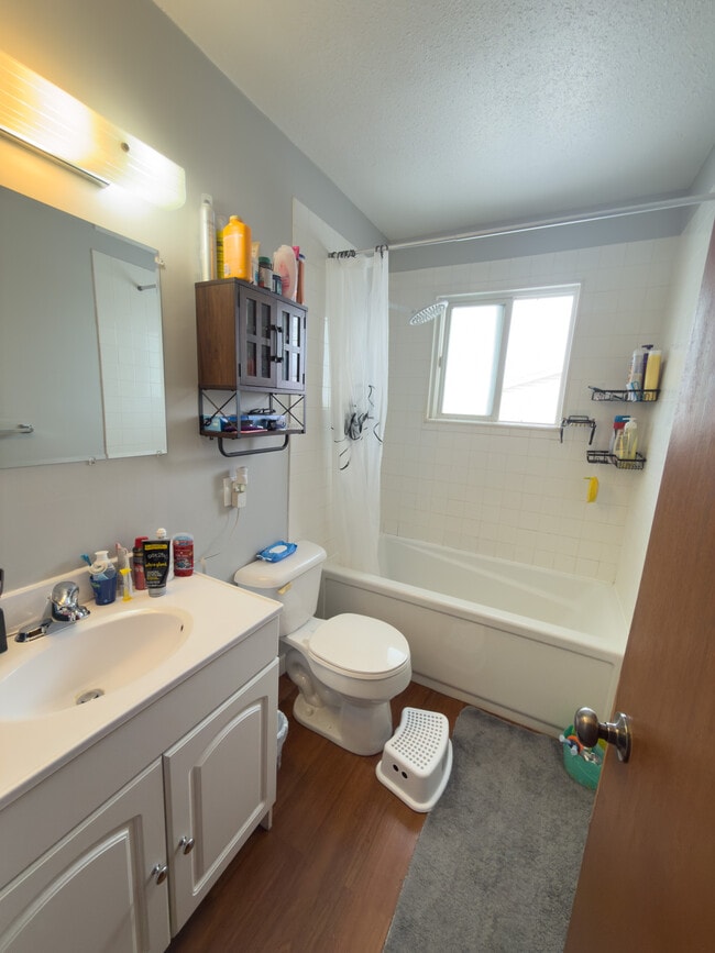 Photo - 4421-4449 49 Ave