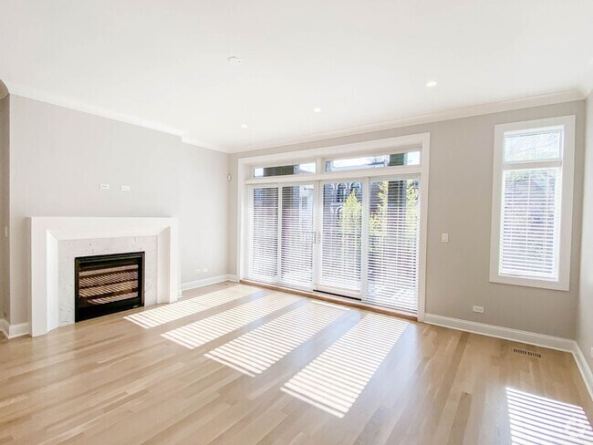 Building Photo - 3347 N Kenmore Ave Rental