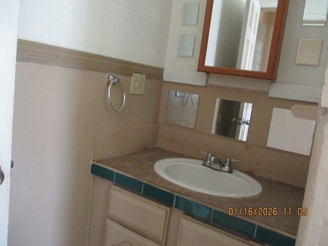 Photo - 2215 Simpson Ave