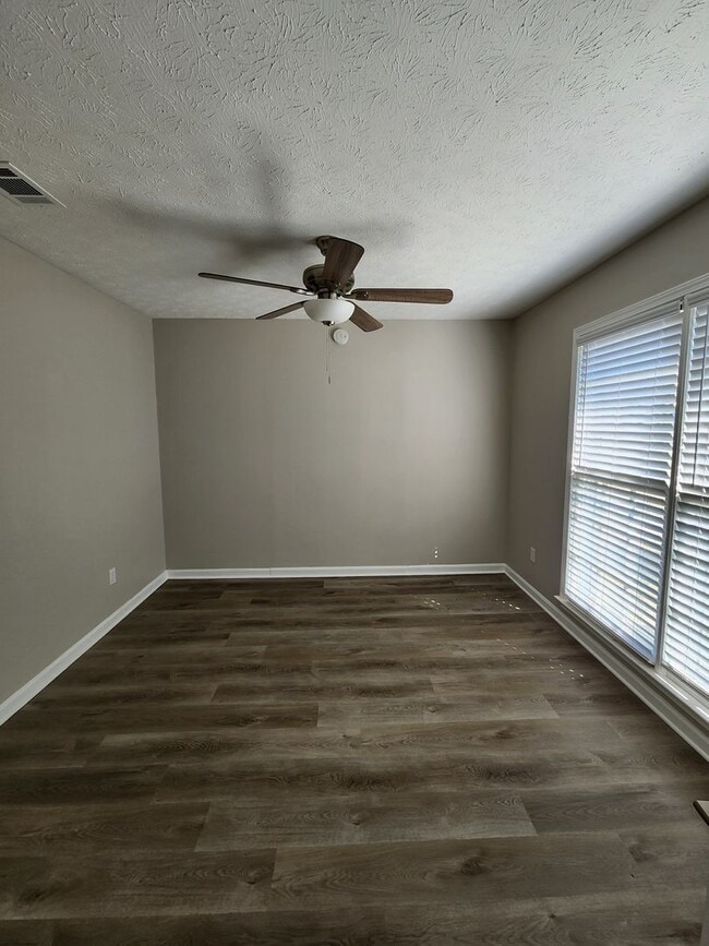 Photo - 4 Bedroom Large Backyard