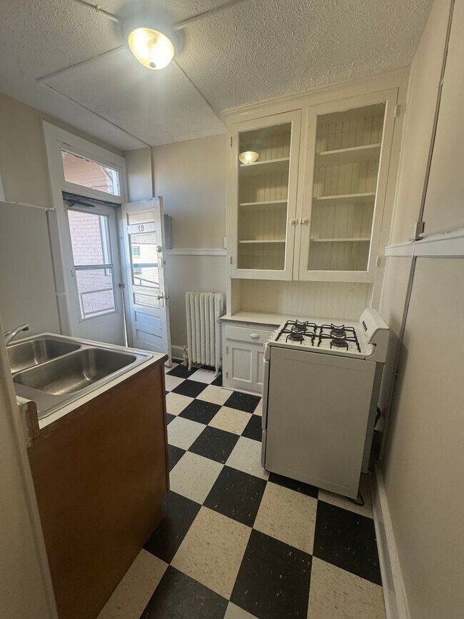 Building Photo - 2464 Harney St Unit #19