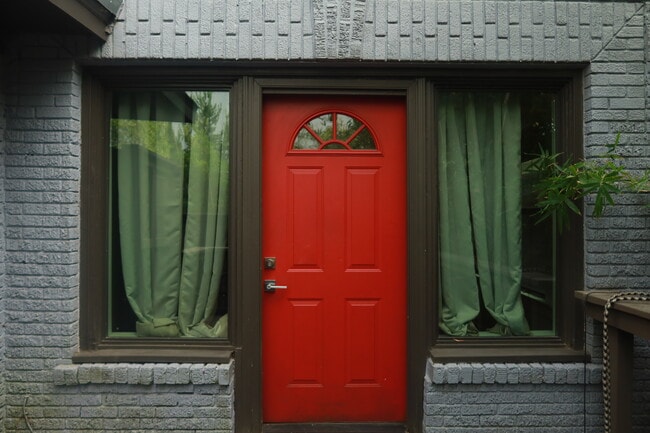 Photo - 301 W Clay St
