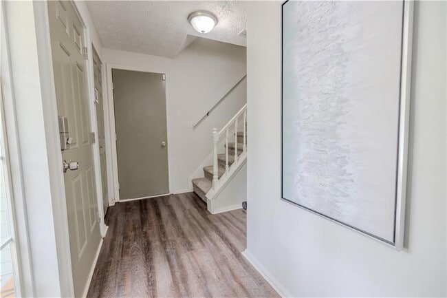 Photo - 2073 Raintree Pl