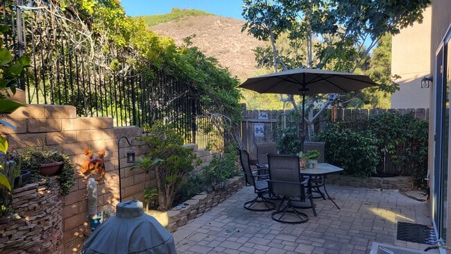 8990 Courtyard View Dr