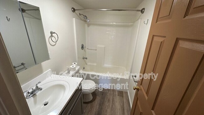 Photo - 868 N 14th St