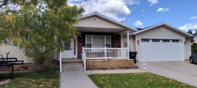 Building Photo - 1250 S Pinewood Dr Unit Private Small Room