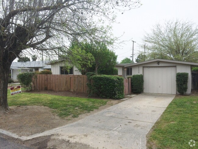 Building Photo - 3 BEDROOM HOUSE! APPLY NOW!!