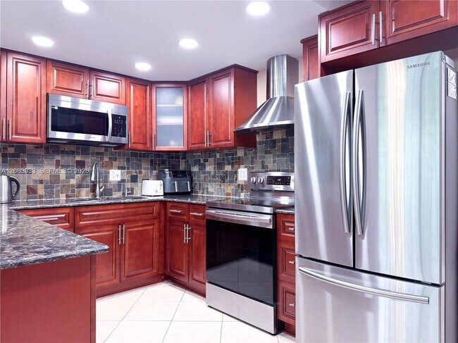 Building Photo - 2455 NE 51st St Unit E114