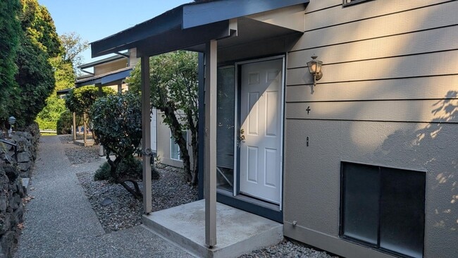 Building Photo - Sinclair-112 #4 Unit 1 Rental