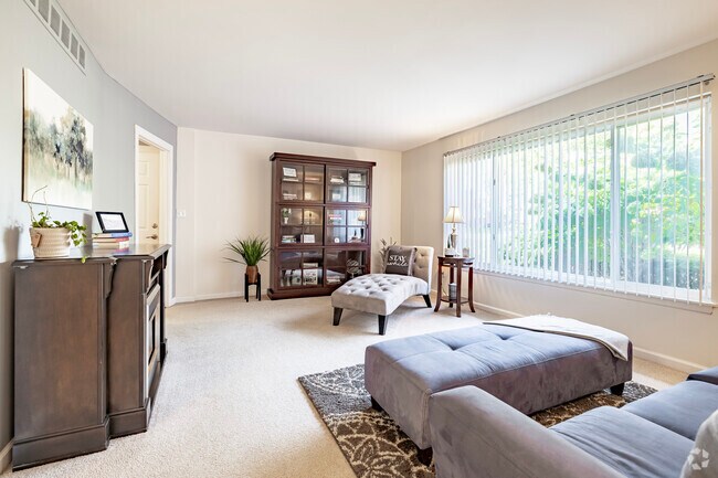 2BD, 1BA - 1,005SF - Living Room