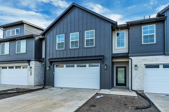 Building Photo - 825 W 700 S