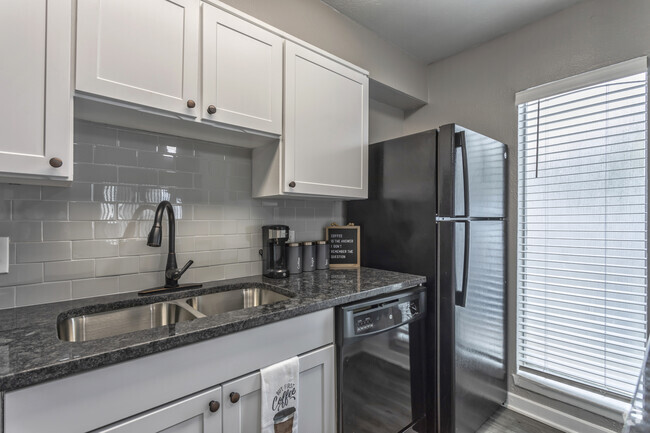 1BR, 1BA - 738 SF A3 - Kitchen - Maverick Oak Lawn Rental