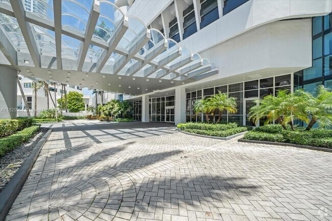 Building Photo - 6301 Collins Ave Unit 2705 Rental