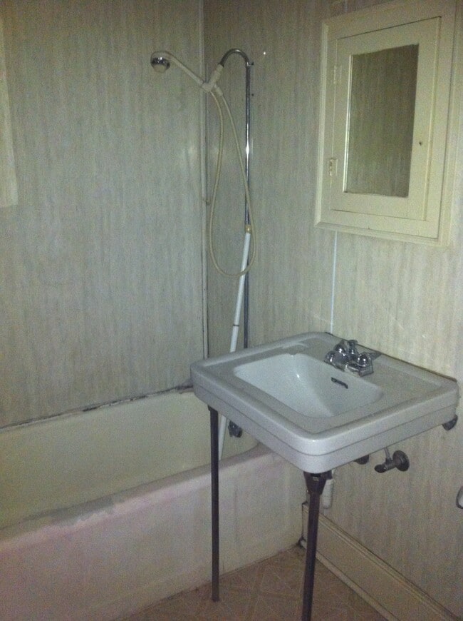 Photo - 160 20th St NE