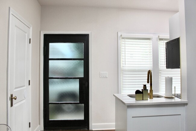 Photo - Rosedale Unit Rosedale Ave - B