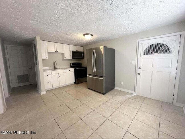 Building Photo - 1599 W 30th St Unit B
