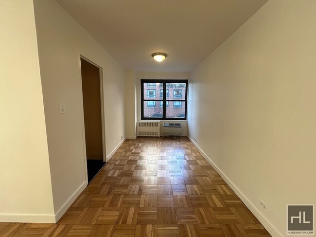 Photo - Fourth Avenue Unidad 9F