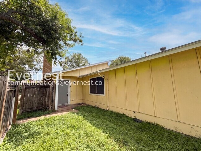 Photo - 204 W William Cannon Dr