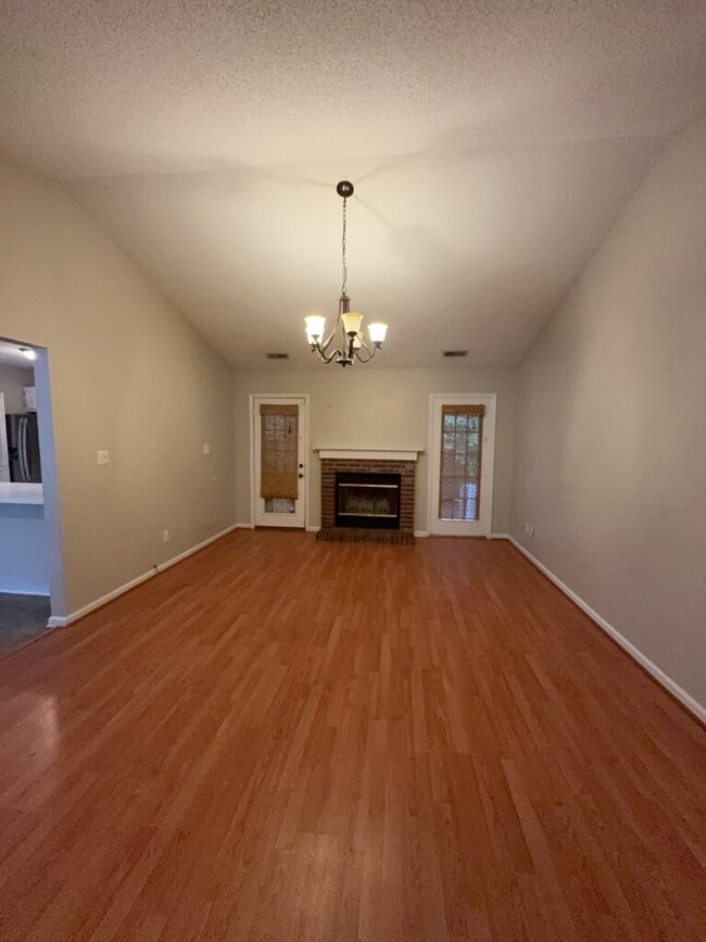 Photo - 121 Suffolk Cir