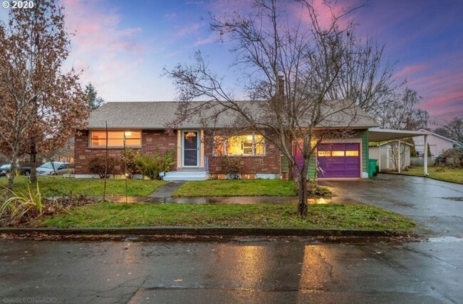 Building Photo - Spacious Home Near University of Portland