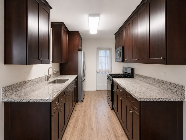 Cocina remodelada con estufa de acero inoxidable, lavadora/secadora y refrigerador. - 4091 Rosecrans Ave