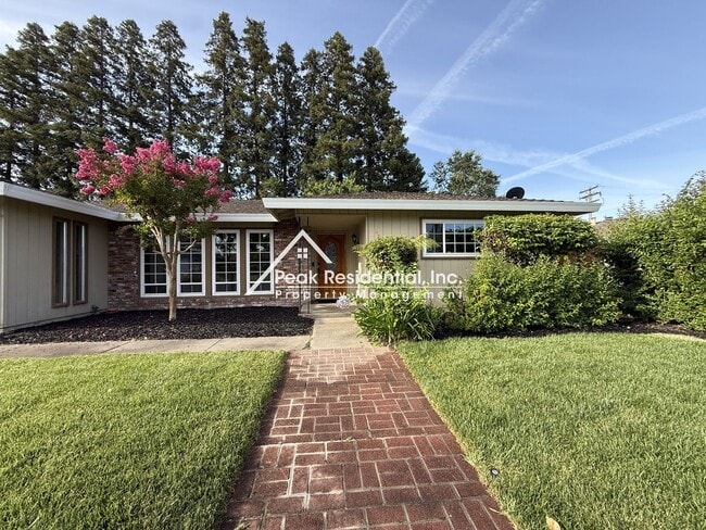 Photo - Spacious 3bd/2ba Carmichael Home With Sun Room