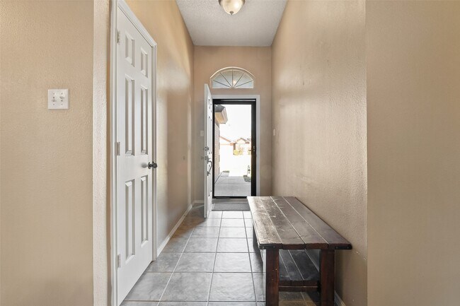 Photo - 6115 100th St