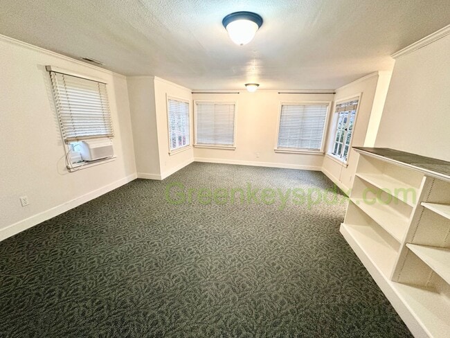 Building Photo - 10197-1136 Unit B