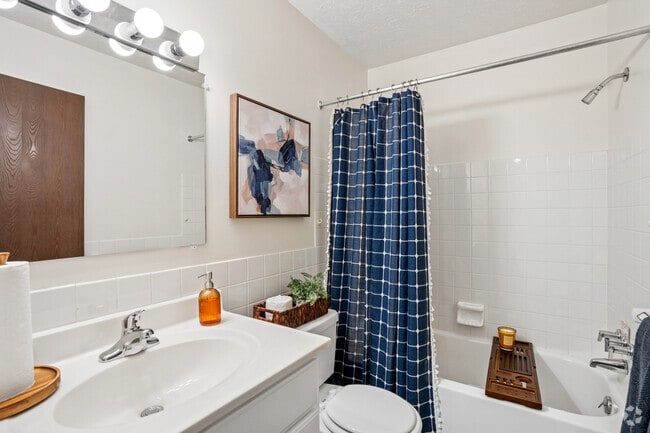 2BR, 1BA - 803SF - Bathroom