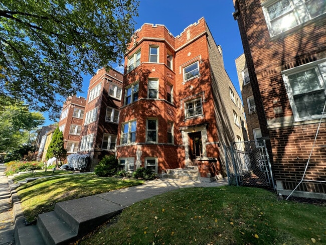 Building Photo - 2738 W Winnemac Ave